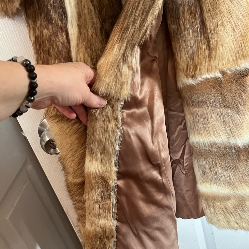 Luxurious Fur Coat with Double-Breasted Design - Picture 4 of 16